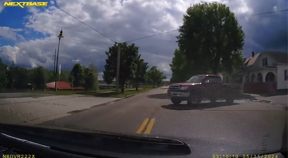 Crónica estadounidense denuncia latino, accidente, policía, ataque, EEUU